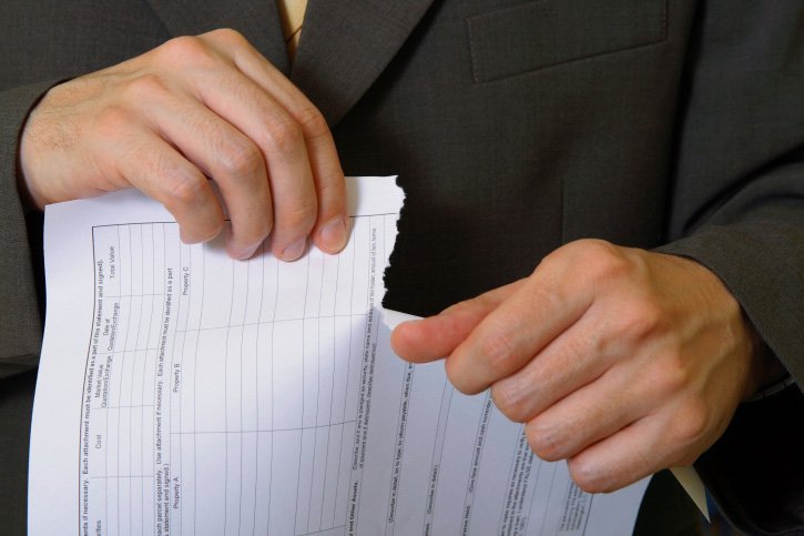 O que acontece se eu quebrar um contrato de compra e venda?